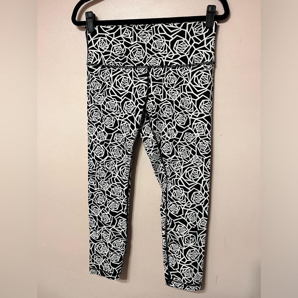NWOT Lululemon High Times 23” Leggings in Posey Black